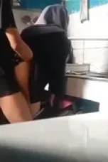 cctv-tersembunyi-pak-suami-ngewe-pembantu-jilbab-di-dapur